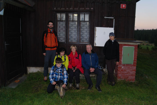 Gruppenfoto před Tomášovou rodnou prázdninovou chatrčí